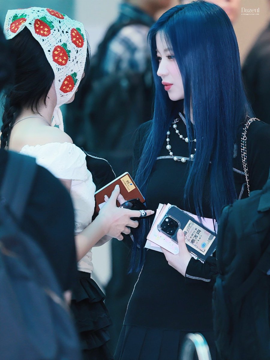 Dazeul__'s tweet photo. 240919 HQ 
🐰🐈‍⬛💙🖤🫶
#BABYMONSTER #베이비몬스터 #아사 #ASA #榎並杏紗 #EnamiASA #치키타 #CHIQUITA https://t.co/dksZgfBvbm