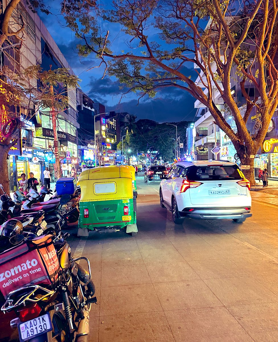 akm_ipl's tweet image. #scenelight #bengaluru #SCENE #potrait #trip #Bangalore  🚖🚕

Last eve at Bangalore ✨
Just walking through the streets 🛣️
Every street is a portrait in itself 📸