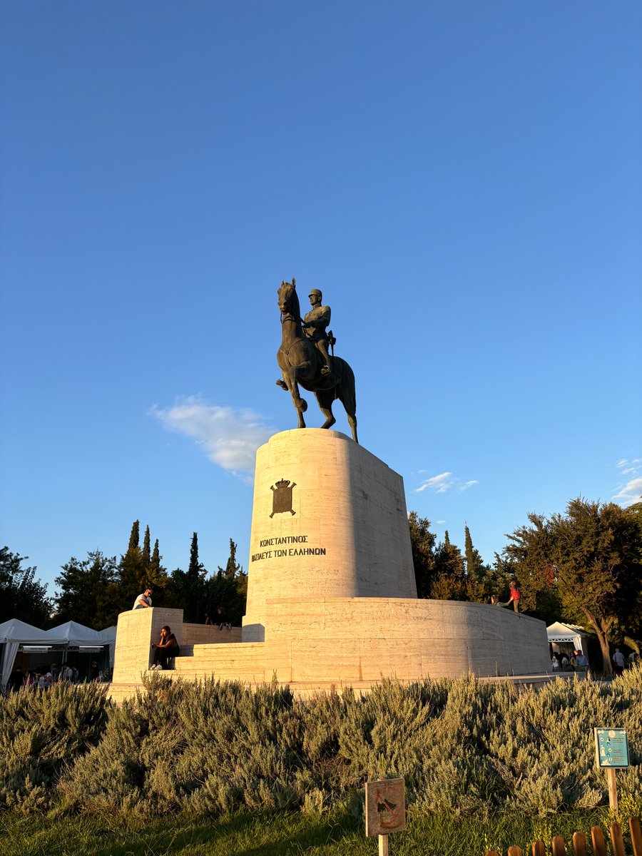aggeloschoriano's tweet photo. Για ποιους πολέμησαν; 

Η πλατεία Βικτωρίας έπεσε. Δεν πέφτει. Η Αθήνα άλλαξε. Δεν αλλάζει. Χθες επισκέφθηκα την Έκθεση Βιβλίου Αθηνών στο Πεδίο του Άρεως πίσω από την ΑΣΟΕΕ όπου πέρασα τα φοιτητικά μου χρόνια τόσο επί ΣΥΡΙΖΑ όσο και επί ΝΔ. Τον εκφυλισμό της ''δωρεάν'' πανεπιστημιακής "παιδείας" τον έζησα και μέσω της ανεξέλγκτης εισόδου ναρκωμανών στην περιοχή και μέσω του ανεξέλεγκτου εποικισμού της από λαθρομετανάστες. Αυτό που αντίκρισα όμως χθες ξεφεύγει αρκετά. 

Κάτω από τα αγάλματα τον ηρώων της Επανάστασης/Απελευθέρωσης του Έθνους του 1821 ήταν μαζεμένες τουλάχιστον 6 οικογένειες λαθρομεταναστών. Περίπου 4 γυναίκες με μαντήλες ανά παρέα και 8-9 παιδιά. Κάτω ακριβώς από το Άγαλμα του Υψηλάντη έναν εκ των ηγετών της Φιλικής Εταιρείας έβλεπες με τα μάτια σου τον ακραίο ισλαμικό και μουσουλμανικό κόσμο να αναγεννάται εντός Ελλάδας. Κάτω ακριβώς από τα σύμβολα της απελευθέρωσης. Παιδιά αφημένα να πετάνε πέτρες σε περιστέρια, να περπατάνε ξυπόλητα (έχοντας βγάλει τα παπούτσια) σε πλακόστρωτο με απομεινάρια από σίσα, να πετάνε κάτω όλα τους τα σκουπίδια από τα κρουασάν, ανήλικοι έφηβοι γύρω στα 14 με τατουάζ να προσπαθούν να μαζέψουν καμία χάρτινη κούτα από τα περίπτερα με τα βιβλία και απομεινάρια από σίσα για να τα μεταπωλήσουν το βράδυ και γύρω από τις παρέες ένας χώρος γεμάτος αμάζευτα σκουπίδια και αποτσίγαρα. Πιο πέρα έβλεπες μετανάστες να αφοδεύουν στις 19.00 το απόγευμα και μετά να πάνε να ξαπλώσουν στα παγκάκια. Άστεγους που μένανε σε χάρτινες κούτες να πάνε να τραμπουκίσουν μετανάστες γιατί τους πήραν το παγκάκι με τα 3 ξύλα και έπρεπε να κάτσουν σε αυτό με τα 2. "Παράνοια". Ή αλλιώς "Δήμος Αθηναίων 2024".

Μπαίνεις στην έκθεση, βλέπεις πως το 70% των περιπτέρων ανήκει σε ψευτοαριστερής ιδεολογίας εκδόσεις, απολαμβάνεις βιβλία με τίτλους "το Ισλάμ και εμείς", "χτυπώντας το σύστημα", "λέμε ναι στο αυτοδιοίκητο των πόλεων", "τα οφέλη της πολυπολιτισμικής κοινωνίας" και άλλες ότι νάναι αυτοεκδόσεις συλλογής φοιτητικών άρθρων. (Άραγε που βρίσκουν τα λεφτά;) Και γύρω σου βλέπεις τα αποτελέσματα των πολυπολιτισμικών κοινωνιών, βλέπεις τα αποτελέσματα των ανοικτών συνόρων, βλέπεις τα αποτελέσματα της έλλειψης κρατικής παρέμβασης στις ατασταλίες της διακυβέρνησης ενός Δήμου και ο κατάλογος συνεχίζεται. Μαζί με όλα αυτά, πλέον έχουμε και γυναίκες της Ανατολικής Ασίας (καμία σχέση με κατατρεγμένους πρόσφυγες) με μαντήλα. Ένα φύση συγκρουσιακό Ισλάμ με αυτό της Μέσης Ανατολής και της Αφρικής. Για όποιον δεν το γνωρίζει η Βικτώρια είναι χωρισμένη σε Βόρεια και Νότια, με τους Αφρικανούς από την μία, τους Μεσανατολίτες από την άλλη και τώρα τους Ανατολικοασιάτες οι οποίοι δεν ξέρω που θα μπουν χωρίς να κυνηγηθούν από τους θρησκευτικούς τους εμφυλίους. 

Οι σπόροι έχουν μπει. Και δεν βγαίνουν. Και θα συνεχίσουν να μπαίνουν και άλλοι καθώς ο κύριος Παναγιωτόπουλος ανέφερε πως θα έρθουν και άλλοι λαθρομετανάστες από την Γερμανία αλλά ευτυχώς ''δεν θα έρθουν μαζικά''. Θα έρθουν σταδιακά. Η Γερμανία θα κάνει την μεγάλη εκκαθάριση των ριζοσπαστικών πυρήνων στο εσωτερικό της και θα λύσει "εύκολα" ένα μεγάλο μέρος του προβλήματος που η ίδια δημιούργησε μέσω των ευνοϊκών προς αυτήν ευρωπαϊκών συνθηκών που η ίδια προώθησε. Έχουμε και το καινοτόμο πρόγραμμα ΗΛΙΟΣ για όποιον δεν το ξέρει. Με τις ταχύτερες διαδικασίες παράδοσης ταυτότητας με τρία ονόματα, παράδοση; σπιτιού στο κέντρο της Αθήνας που ο μέσος Έλληνας θα το πλήρωνε 600 € γιατί έτσι και δωρεάν παροχή ίντερνετ, ρεύματος, φαγητού, υγειονομικής υποστήριξης και πολλών άλλων. 

Δε θα κάτσω να μιλήσω για ιδεολογικές διαμάχες μιας και δεν πιστεύω σε αυτές. Κούρασαν. Δεν μπορούν να δώσουν καμιά λύση σε κανένα πρόβλημα. Δεν είναι θέμα κομματικό. Αλλά βαθιά πολιτικό και ανθρωπιστικό. Απολαύστε την Αθήνα που χάνετε. 

Για ποιους πολέμησαν;