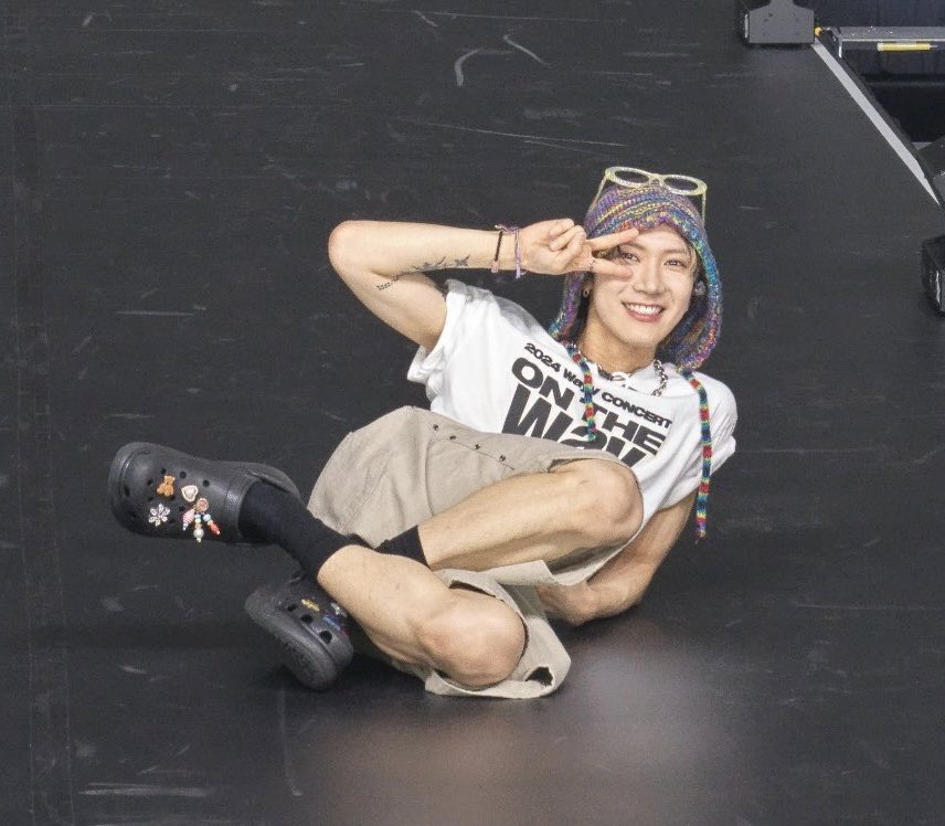 stitch_pololo's tweet photo. "น้องเตนล์"ลุควันนี้น่ารักสุบ กางเกงขาสั้น+หมวก+แว่น+crocsดำวิ่งในคอน ท่าโพสต์ 2 นิ้ว พร้อมยิ้มหวานนุบนับมาก https://t.co/BQ9kA8Sut9