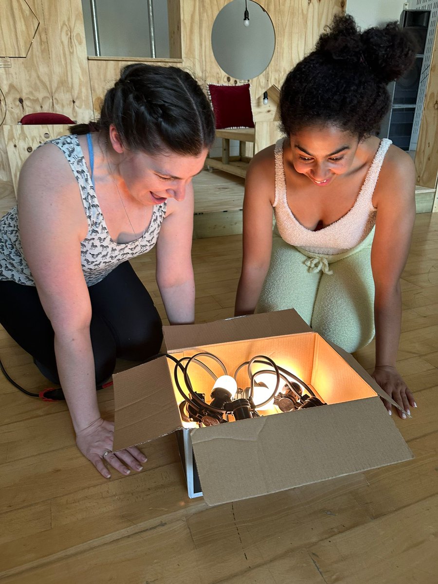 Well and truly excited for Christmas after spending last week R&amp;Ding #ChristmasLights with <a href="/filskittheatre/">Filskit Theatre</a> 

The families visiting <a href="/Z_arts_mcr/">Z-arts</a> this Christmas are in for a real treat!

#Childrenstheatre #earlyyearstheatre #Christmas #Lights #WonderArts