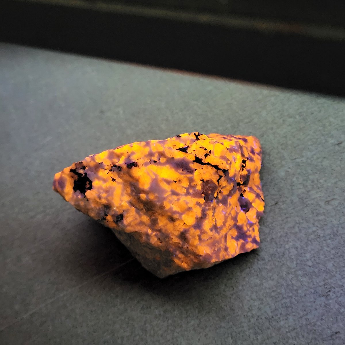 hammerron's tweet photo. So I took this gray-white hackmanite, a variety of sodalite and put it under ultraviolet light. It turned a neat shade of orange. #fluorescent #hackmanite #sodalite https://t.co/x7TKPw3ZM5