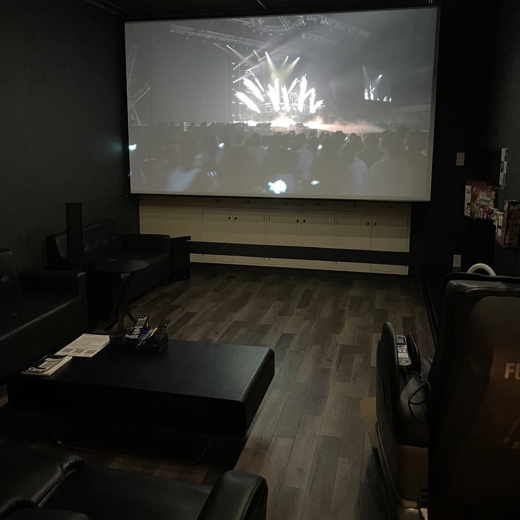 active_theater's tweet photo. 推しの誕生日会、ライブ鑑賞、オフ会などなど、金沢で推し活するならアクティブシアターへ！

黒い壁に飾り付けOK🙆‍♀️
風船用の手動ポンプも置いてます🎈

リングライトもあるので、飾り付けを背景に綺麗に撮影できます。 https://t.co/zzFdHi7C0H