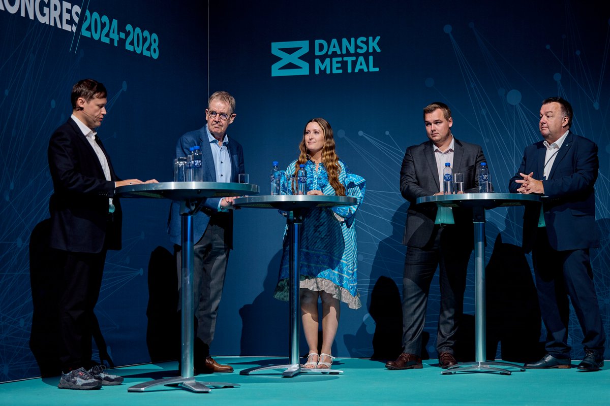 danskmetal's tweet photo. "Vi har sovet i timen og ikke været opmærksomme på, at vi har fået for mange unge til at søge mod de videregående uddannelser."

Sådan åbner den tidligere statsminister Poul Nyrup Rasmussen dagens paneldebat ved Dansk Metals kongres i Aalborg #dkpol https://t.co/4TYbxXG2Fv