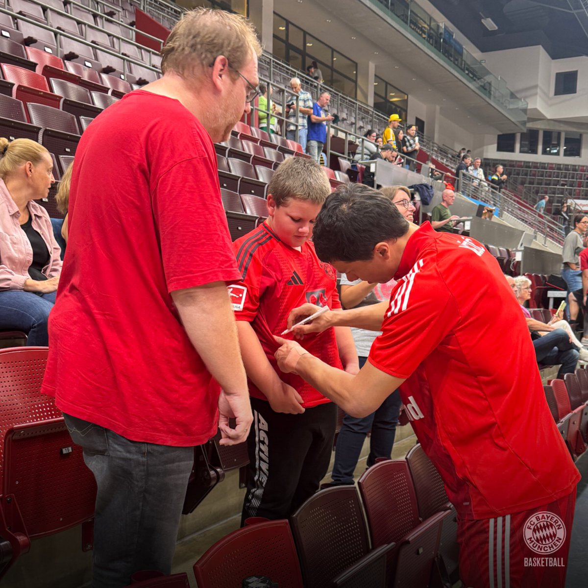 FCBBasketball's tweet photo. Fans first! ❤️🤍 https://t.co/zxw8SW0Rv3
