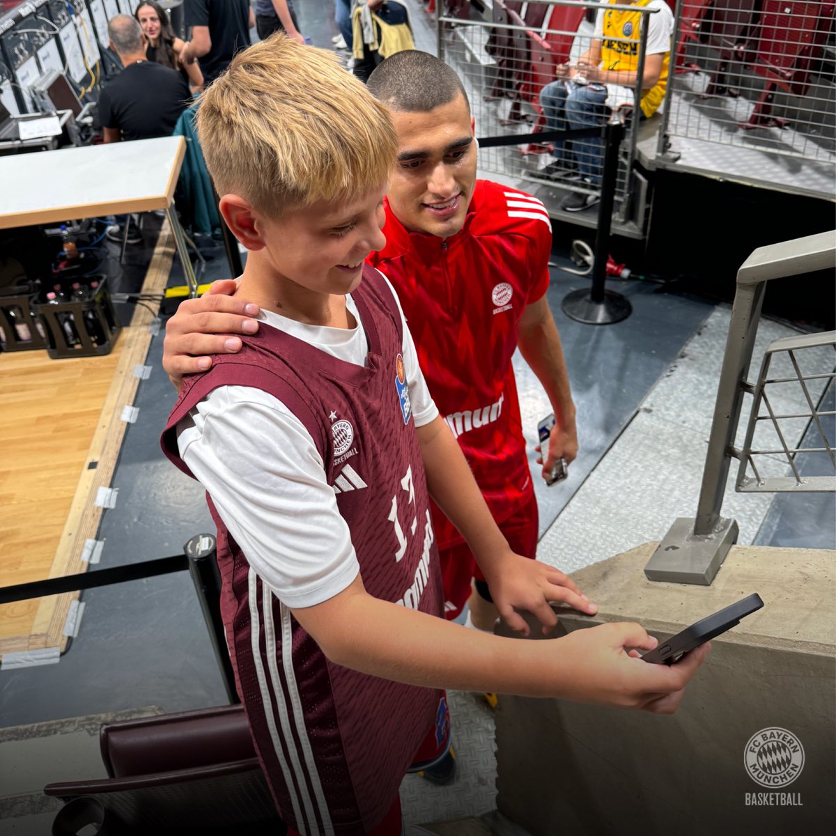 FCBBasketball's tweet photo. Fans first! ❤️🤍 https://t.co/zxw8SW0Rv3