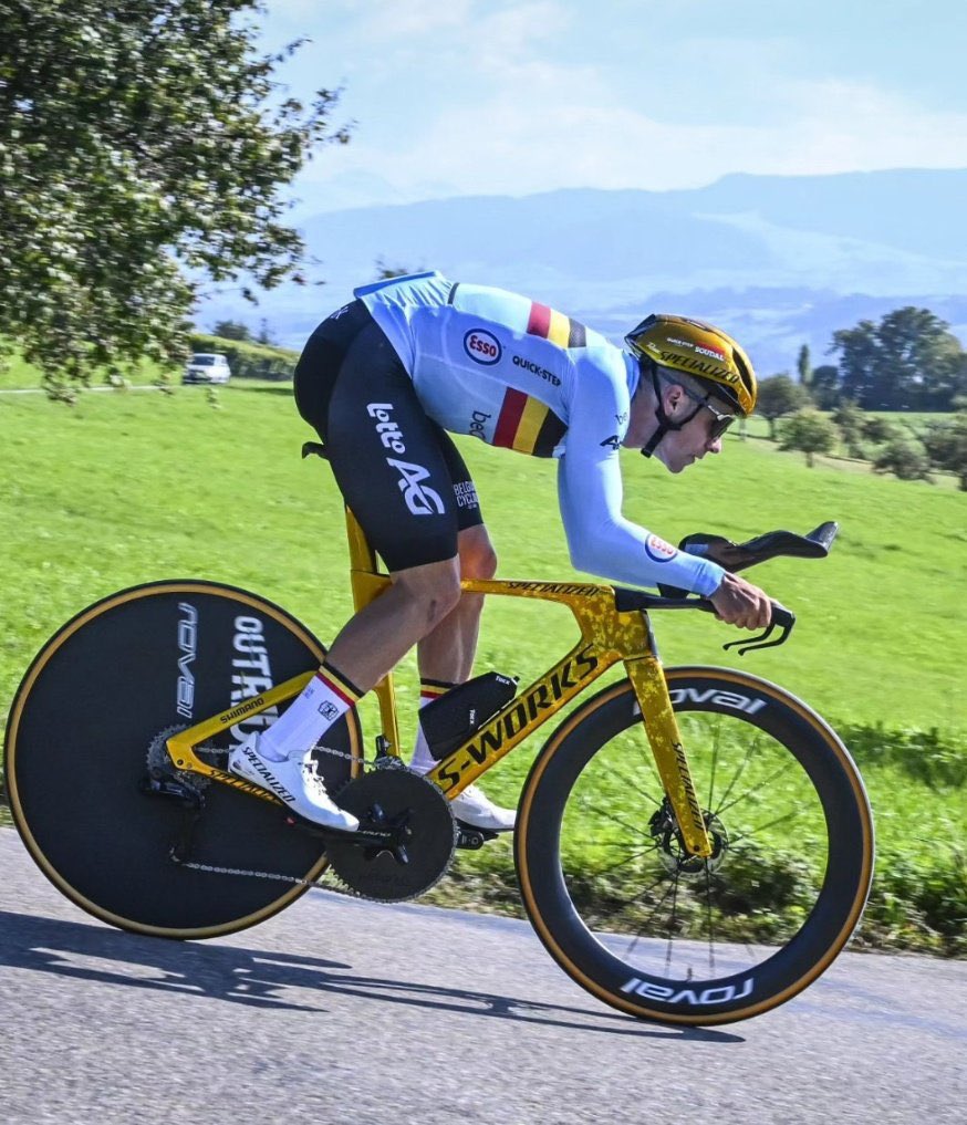 AthletesBelges's tweet photo. 𝐑𝐄𝐌𝐂𝐎 𝐄𝐕𝐄𝐍𝐄𝐏𝐎𝐄𝐋 𝐄𝐒𝐓 𝐒𝐀𝐂𝐑𝐄́ 𝐂𝐇𝐀𝐌𝐏𝐈𝐎𝐍 𝐃𝐔 𝐌𝐎𝐍𝐃𝐄 𝐂𝐎𝐍𝐓𝐑𝐄-𝐋𝐀-𝐌𝐎𝐍𝐓𝐑𝐄 𝟐𝟎𝟐𝟒 ! 🌈

Le tenant du titre et champion olympique n’aura laissé aucune chance à ses adversaires en prenant l’ascendant dès les premiers kilomètres. 

LÉGENDAIRE ! 🇧🇪
