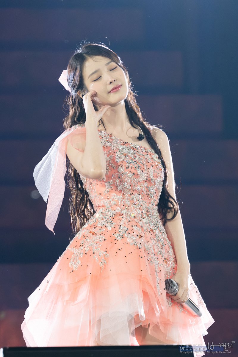 bercali's tweet photo. 어제 아이유님.. #아이유 #IU #THE_WINNING #HEREH_ENCORE https://t.co/EAXJqMNkfn