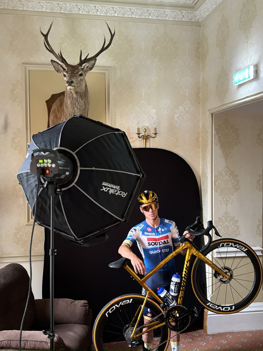 BAM! Alweer wereldkampioen tijdrijden. <a href="/EvenepoelRemco/">Remco Evenepoel</a>, wat een fenomeen toch. #Zurich2024