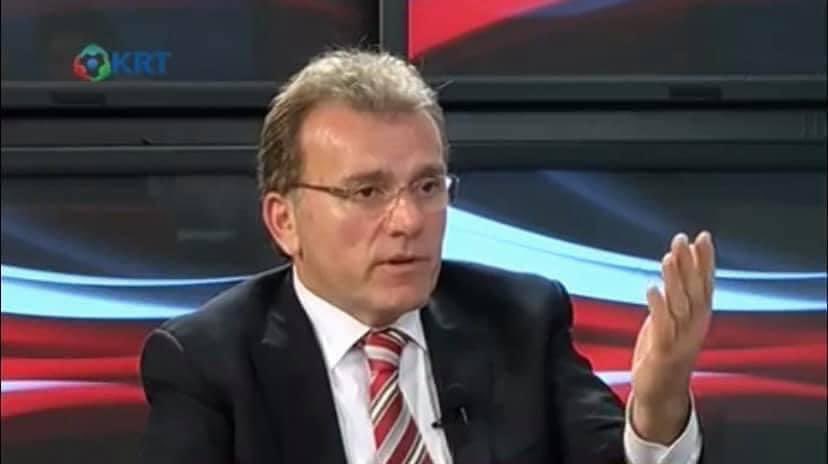 Sevgili Dostlar,

Siyaset o kadar kirlendi ki vatanla makam, vicdanla cüzdan arasına sıkıştı kaldı..

Bugün ülkenin en büyük sorunu sözünün eri, asla satın alınamaz, onurlu, namuslu, vatansever siyasetçi eksikliğidir..

Siyaset arenası istismarcıdan geçilmiyor.. 

Çakma