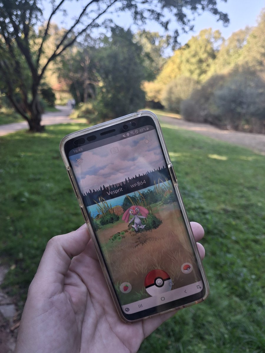 GalaidaG's tweet photo. Es kann sich lohnen, einen kleinen Account dabei zu haben. Ein wildes Vesprit im Nearby. Ich habe meins (gar nicht im Nearby zu sehen gewesen) mit einem Hyperball gefangen. Der #DexEntry war mit Meisterball. Den rennen zu sehen, wäre echt zu traurig gewesen.
#PokemonGO #Mesprit https://t.co/sx5Lwxp4Xr