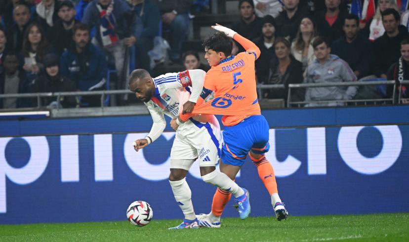 Vincent_1393's tweet photo. Un rouge injuste au bout de 5 minutes pour Balerdi, un penalty arrêté par un grand Rulli et puis l'improbable...

...Pol Lirola puis Ulisses Garcia qui égalisent et à 15 secondes de la fin un Banger de Jonathan Rowe qui climatise le stade.

Cette victoire est LÉGENDAIRE ! https://t.co/bUwjRq300L
