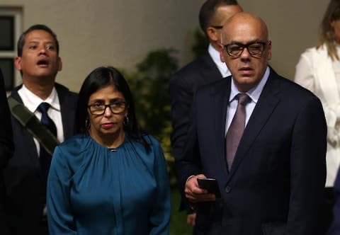 Jorge y Delcy Rodríguez violaron Convención de Viena al grabar el interior de la residencia del embajador español en Caracas via <a href="/maduradascom/">Maduradas.com</a>  maduradas.com/jorge-delcy-ro…
