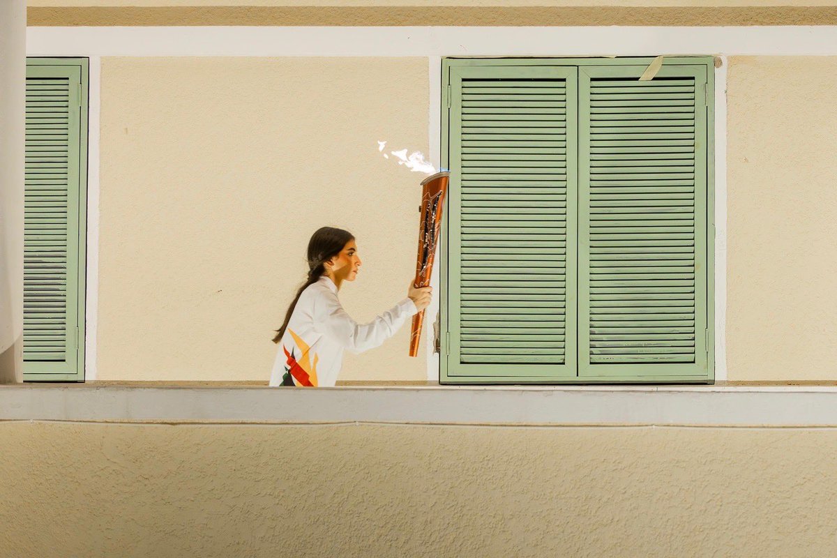 زيد السراج بطل السباحة الحاصل على ثلاث ذهبيات في #دورة_الألعاب_السعودية وأحد المشاركين في الألعاب الأولمبية باريس 2024، يسلم الشعلة إلى لجين حمدان لاعبة القوى الحاصلة على ذهبية دورة الألعاب السعودية 100 متر للشابات 2023، وذهبية 200 متر في ملتقى المملكة (الأول) لألعاب القوى