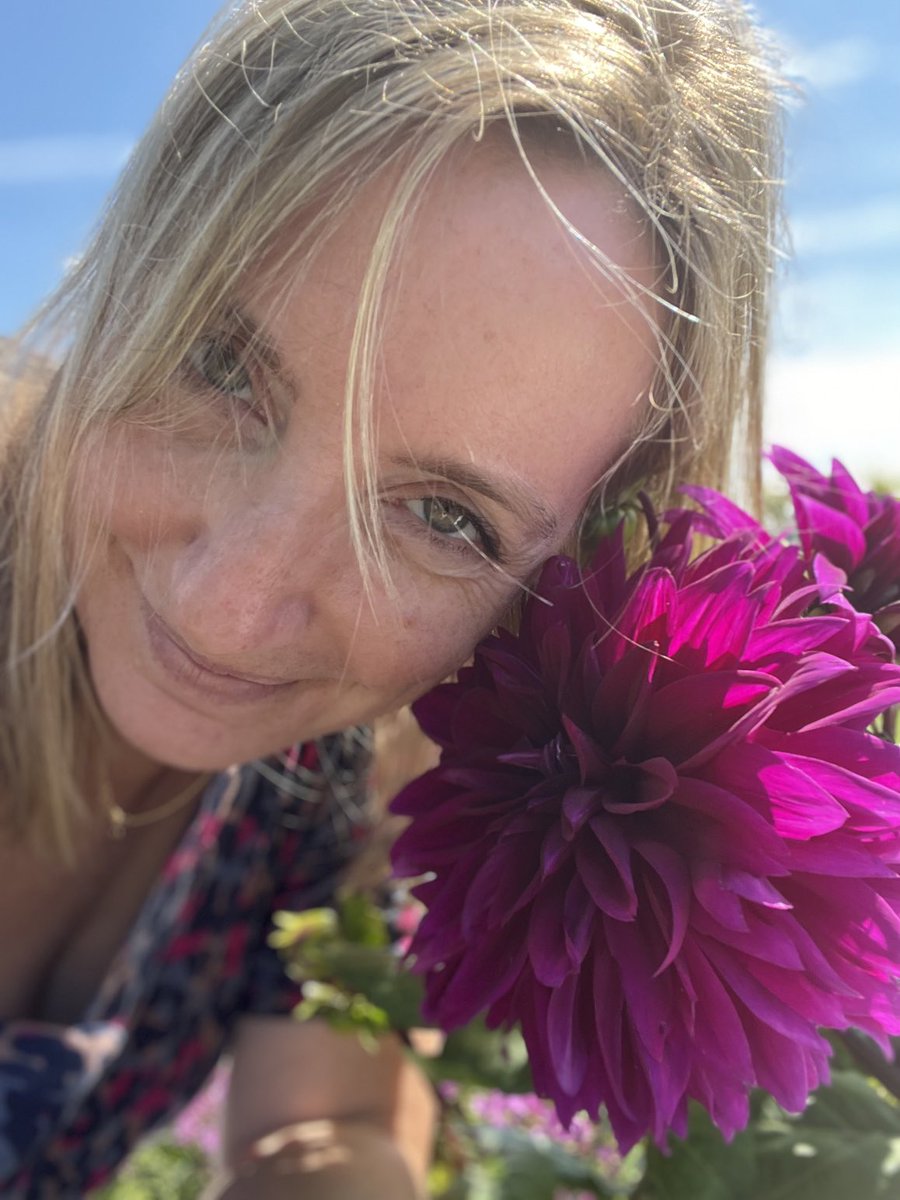 nycjamgal's tweet image. Dahlia and I were taking a bath and Dahlia was smoking a cigar. Cc ⁦@DudeofLife17⁩ #Overdosed #HarmPrevention