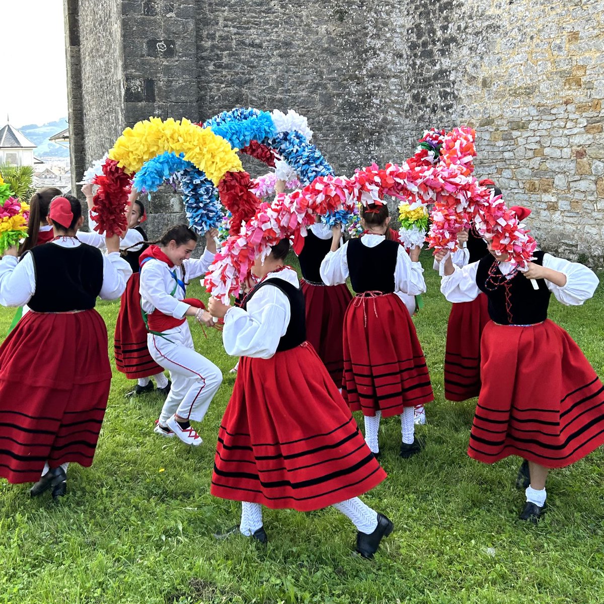 NoeliaCoboP's tweet photo. ❤️Domingo en #Treto, #barcenadecicero celebrando junto a l@s vecin@s la tradicional Vuelta de #SanCipriano en la comarca de #Trasmiera, en la que hemos disfrutado de nuestras #tradiciones con el grupo de Danzas "Corpus Christi" de Gama 💢 y la peña Tío Simón de Laredo. https://t.co/LYmCpqLc2u