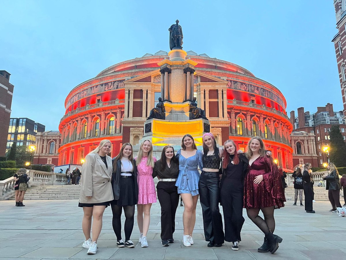 ane ♡ (@badomensane) on Twitter photo 2 years since I got to attend a show I will never forget. #TheFeelingOfFallingUpwards is something I will always look back at with a smile. I’m so grateful I got to celebrate the release of 5SOS5 & belated 10 yr anniversary of 5SOS with the band & my best friends❤️ <a href="/5SOS/">5 Seconds of Summer</a> forever 2 years since I got to attend a show I will never forget. #TheFeelingOfFallingUpwards is something I will always look back at with a smile. I’m so grateful I got to celebrate the release of 5SOS5 & belated 10 yr anniversary of 5SOS with the band & my best friends❤️ <a href="/5SOS/">5 Seconds of Summer</a> forever