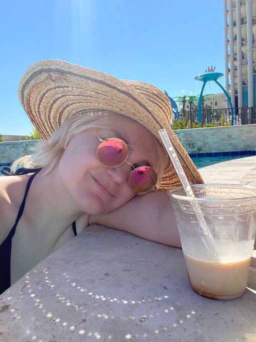 Sunday poolside day drunk vibes 🤪😇 https://t.co/4xNFHQTROH