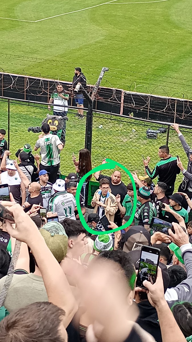 Este es el Loco Cuerdas, el jefe de la hinchada de Nueva Chicago, puntero de la Primera Nacional. Es el LÍDER de la banda, maneja los hilos y acá lo vemos en acción.