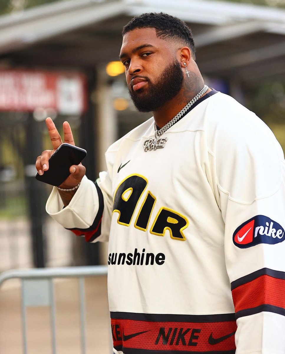 iambwashh_jr's tweet photo. And we wonder why we have OLine issues https://t.co/P4psqsYmoh
