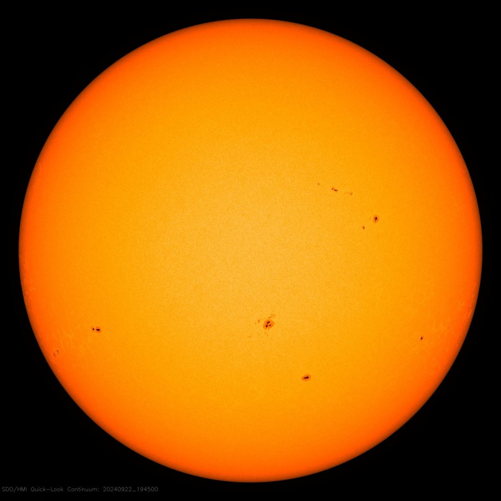 JAtanackov's tweet image. #SolarCycle25: not much going on right now, after weeks of non-stop M-class flares it is now quiet. Maybe this will change soon - two potentially large sunspot groups are about to rotate into view. One is right on the limb right now, the other will follow in ~2 days. #solarmax