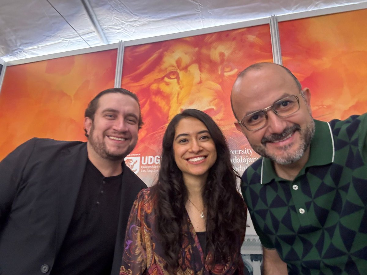 UDGFoundUSA's tweet photo. ¡Amigos aún hay tiempo para visitar el @FestivalLeaLA! Vengan a nuestro stand, conozcan la oferta cultural de la @udg_oficial y participen en nuestras dinámicas y colaboren para hacer posible que la edción 2025 de #leala se realice. #losangeles #UDGFoundUSA #libros @udg_global https://t.co/j6XS3buxcE