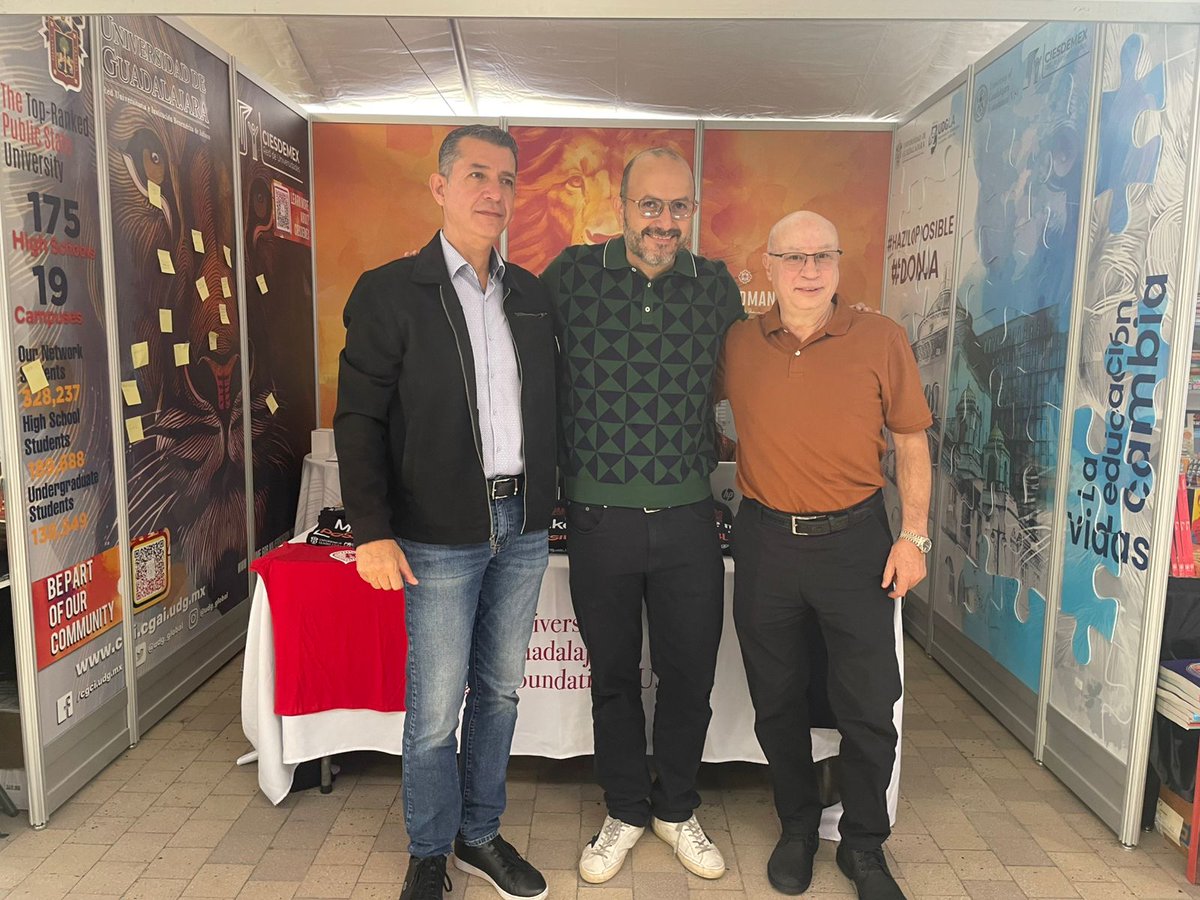 UDGFoundUSA's tweet photo. ¡Amigos aún hay tiempo para visitar el @FestivalLeaLA! Vengan a nuestro stand, conozcan la oferta cultural de la @udg_oficial y participen en nuestras dinámicas y colaboren para hacer posible que la edción 2025 de #leala se realice. #losangeles #UDGFoundUSA #libros @udg_global https://t.co/j6XS3buxcE