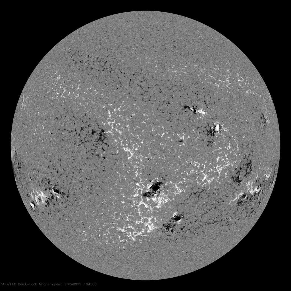 JAtanackov's tweet image. #SolarCycle25: not much going on right now, after weeks of non-stop M-class flares it is now quiet. Maybe this will change soon - two potentially large sunspot groups are about to rotate into view. One is right on the limb right now, the other will follow in ~2 days. #solarmax
