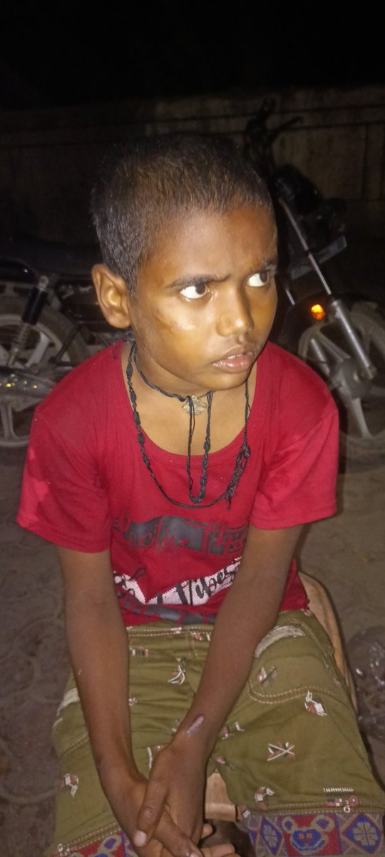 imankitishere's tweet photo. @Uppolice इतना गिर चुके है की इनको शर्म भी नही आती।एक नाबालिक बालक जो की मानसिक रूप से स्वस्थ नहीं है जिसकी उम्र लगभग 8 वर्�� है ये हमे 10 बजे रास्ते पे मिला जिसे हम नजदीकी @ghaziabadpolice के खोड़ा थाने ले गए वहा पुलिस ने इस बचे को रखने से मना कर दिया और बोला कही भी छोड़ दो. https://t.co/JUBSWQwE3a