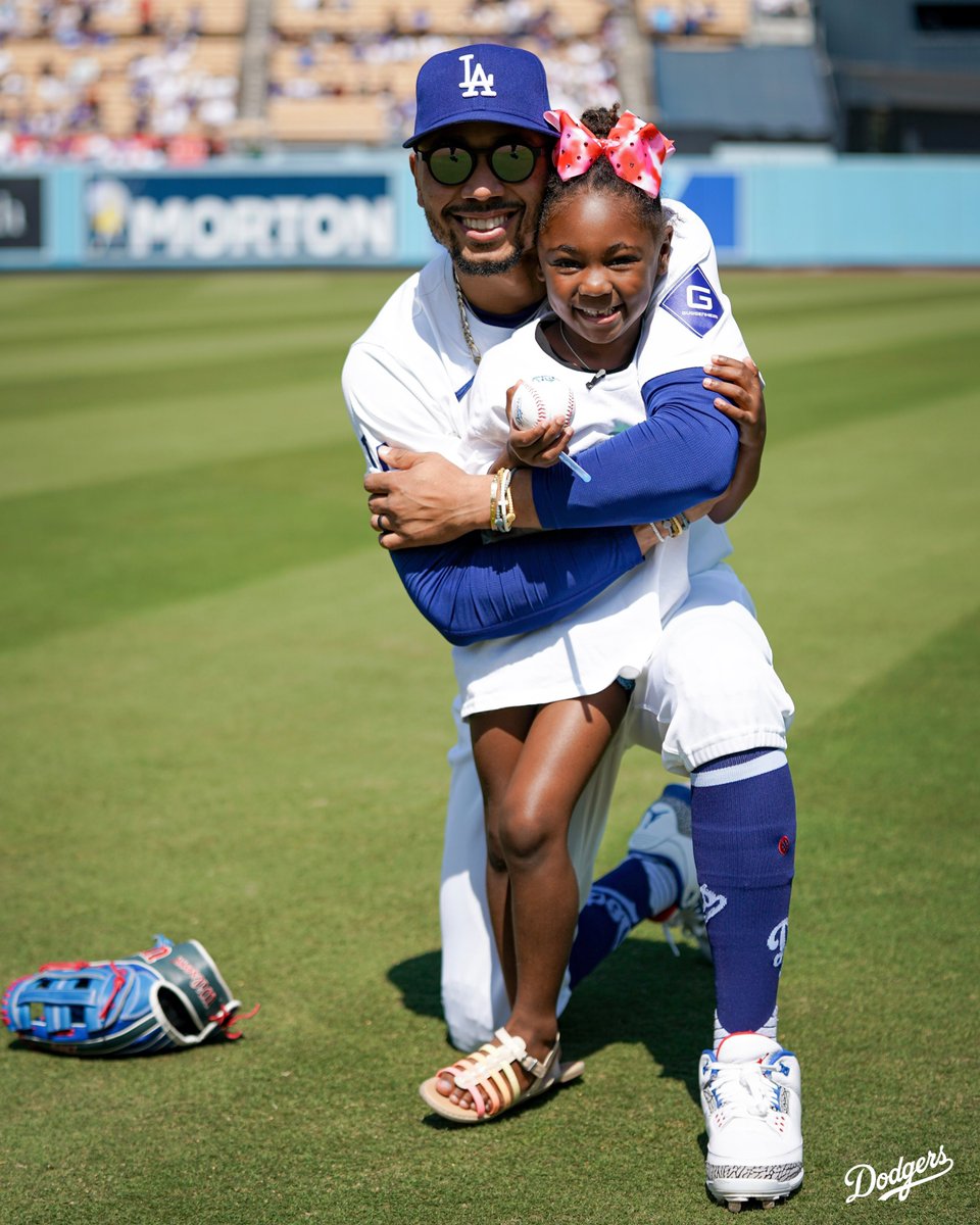 Mookie's daughter Kynlee surprised her dad for Kids Take the Field before  the game. 🥹