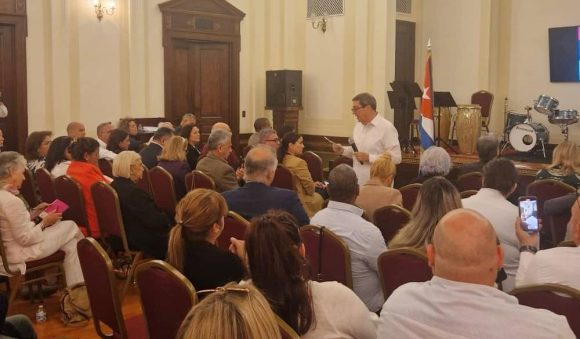 El ministro de Relaciones Ext. de  #Cuba, <a href="/BrunoRguezP/">Bruno Rodríguez P</a>, participó  en el V Encuentro de Cubanos residentes en EEUU, quien agradeció la  labor de un amplio grupo de connacionales en EEUU que  mantienen su accionar público en apoyo a la eliminación del bloqueo. #CubaMined