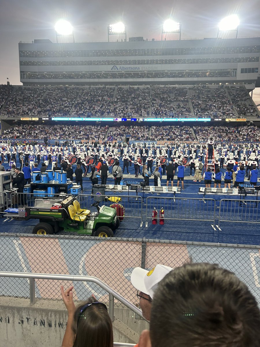 prin_fox77's tweet photo. So awesome game day visit very humble and blessed to receive an full ride offer from @Coach_SD @kyleyoung_BSU @zanebusekist @bjmullinBSU @CoachCollins46 @renczks @TFordFSP @Bryan_Bremer @BrandonHuffman @RecruitRadarPNW https://t.co/BKl3zODSto