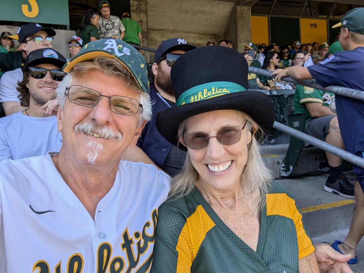 TopHatt60's tweet photo. #atthecolisem https://t.co/NliMXQ6Kv8