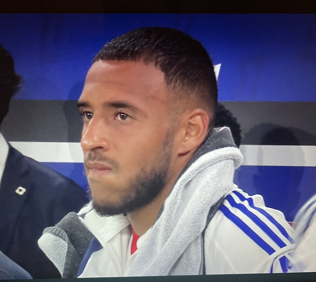 Che_Lucho_8's tweet photo. Une image vaut mieux que des mots 😂. 12 contres 10, prendre un but par Garcia et Lirola.. Lyon c’est vraiment cata  #OLOM https://t.co/5CCtLcDOYd