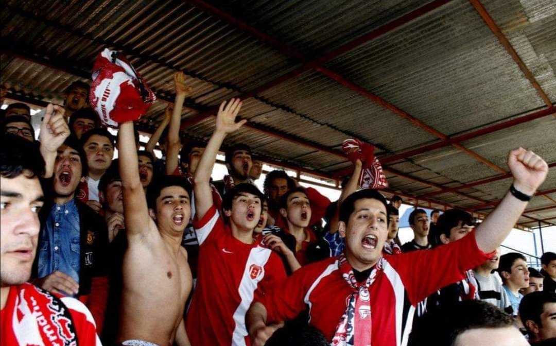 küçüktüm, misketlerime bile senin ismini verdim.
şimdi senden vazgeçer miyim ?