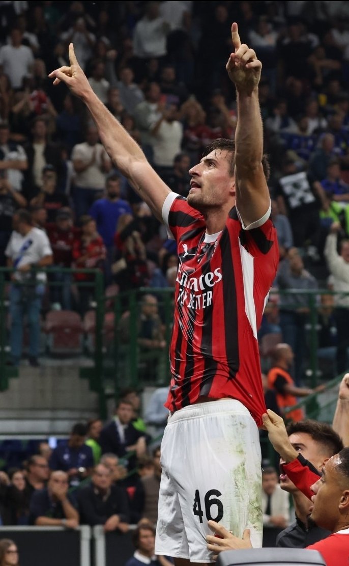JanIngvald's tweet photo. Vittoria importante💪🏻💪🏻💪🏻😍 
Well deserved Matteo and @acmilan ❤️🖤 https://t.co/k6mls5bOxG