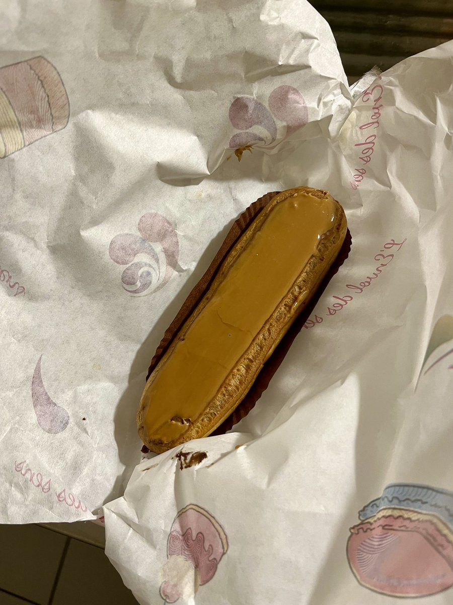 vertdeaux's tweet photo. 美味しい珈琲エクレア食べた。 https://t.co/Rz4RLp2bkz