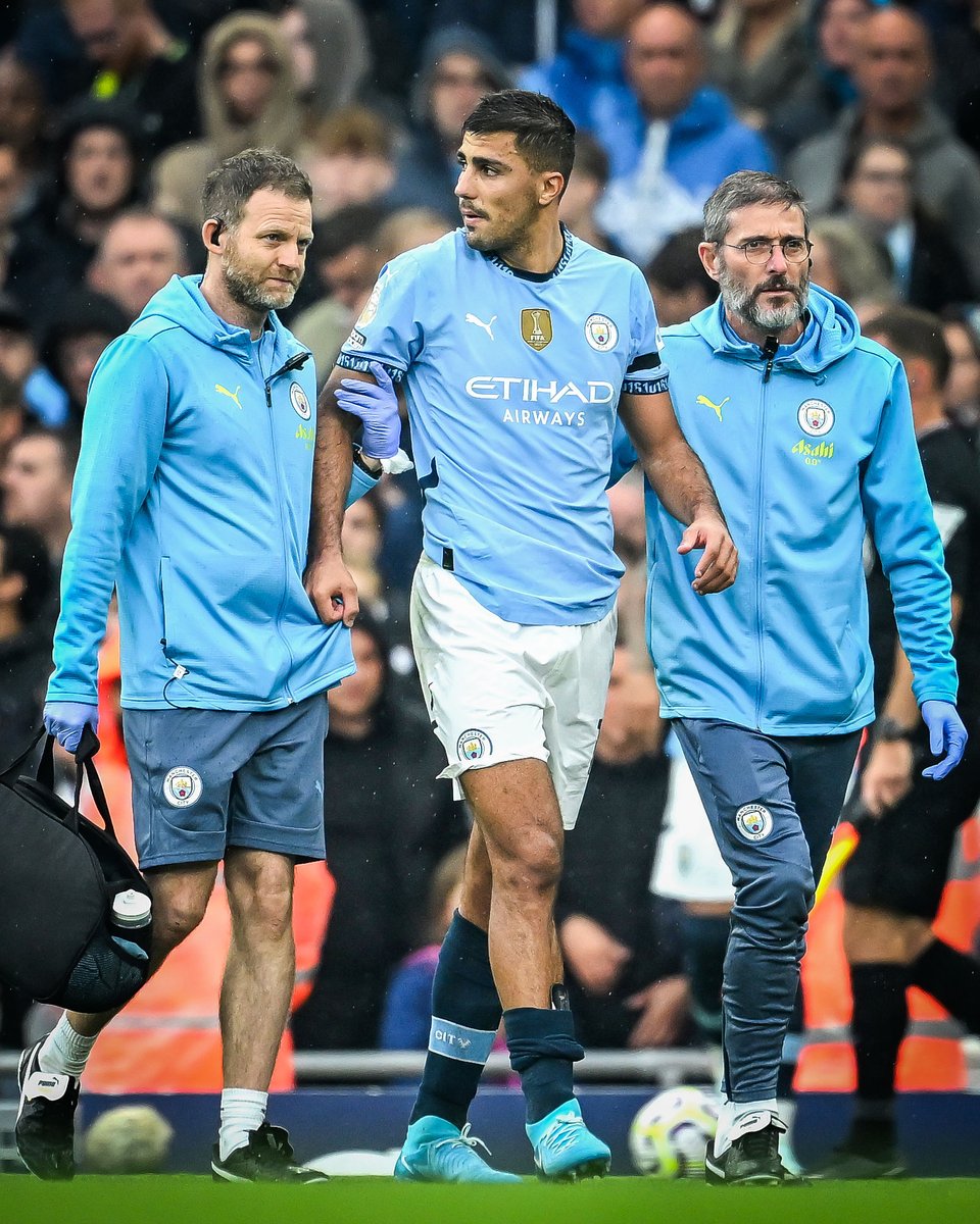 brfootball's tweet photo. 9’—Haaland’s 100th City goal
21’—Rodri off injured
22’—Calafiori’s first Arsenal goal 
45+1’—Gabriel goal off the set piece
45+8’—Trossard sent off after second yellow

What a first half 🤯 https://t.co/JXrocrBpXP