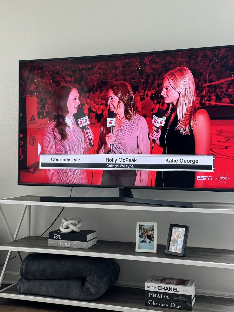 IT’S VOLLEYBALL ON ABC LET’S GOOOO!!!!!!!

Get to ABC now!!!! #NCAAWVB