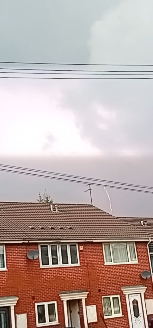 StormWatcherDan's tweet photo. Single CG "Cloud to Ground" Lightning π© π© β‘οΈ over Wolverhampton West Midlands On 21/09/24. #stormhour @TheStormHour #cglightning #Ukthunderstorm #Thunderstorms #Lightning #lightningandthunder https://t.co/9hpRVUMSSa
