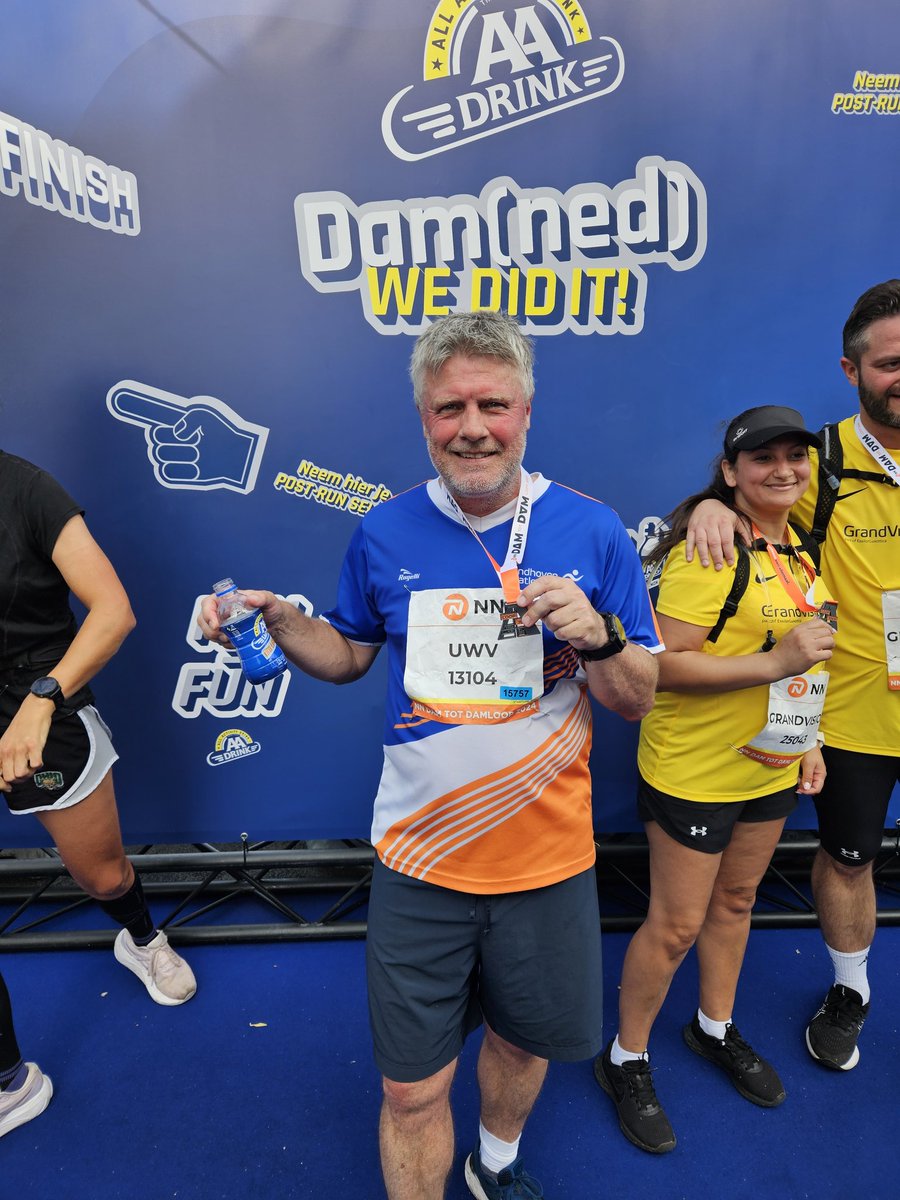 jerhar_'s tweet photo. Met de "kop omhoog' zoveelste #Damloop gelopen. Nu afkoelen met een #ijwitje https://t.co/92hLdsDxly