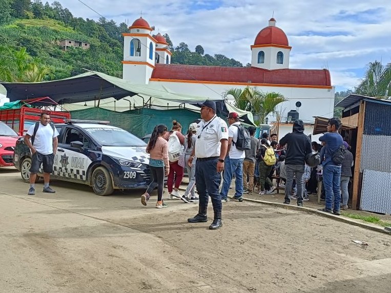 PolVial_GobOax's tweet photo. Brindamos seguridad y protección vial a feligreses que arriban a Santa María #Amialtepec #Juquila para participar en peregrinación. #Oaxaca
@GobOax @salomonj @IvanGarcia_A @ToryLopezS https://t.co/zMqQwCmDOW