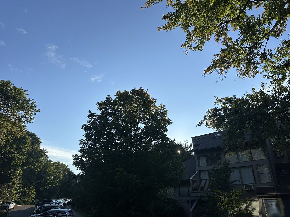 theozno's tweet photo. @ryanhanrahan Sunny for 4 days with this wild cutoff on your western Veowong area toward NYc. Picture facing west is from Wallingford  the rest are in Greenwich https://t.co/sj272Cier5