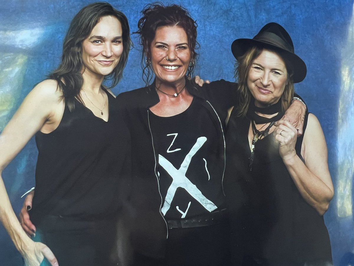 chattrbx309's tweet photo. @WentworthCon @nicdasilva @LibbyTanner Thank you guys so much!! It is such an amazing experience being here with all of you! 💋❤️Such great hugs!XOXO https://t.co/u7RyYNbGA7