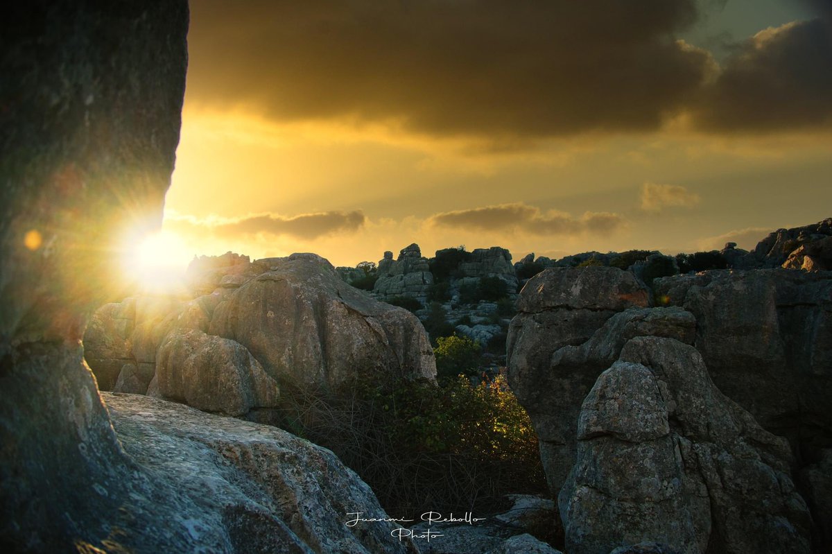 Pues se acabaron las vacaciones, mañana volvemos con las pilas cargadas al <a href="/HUVV_SAS/">Hospital Clínico Virgen de la Victoria</a> y la despedimos con una foto del atardecer en el Torcal de #Antequera.
