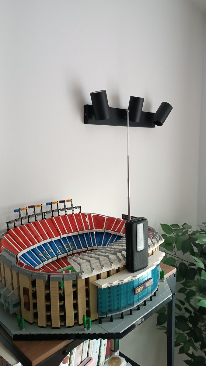 En aquesta casa seguim el futbol encara que caiguin els ploms a nivell nacional 💪🏻 #TribunerosDeTransistor