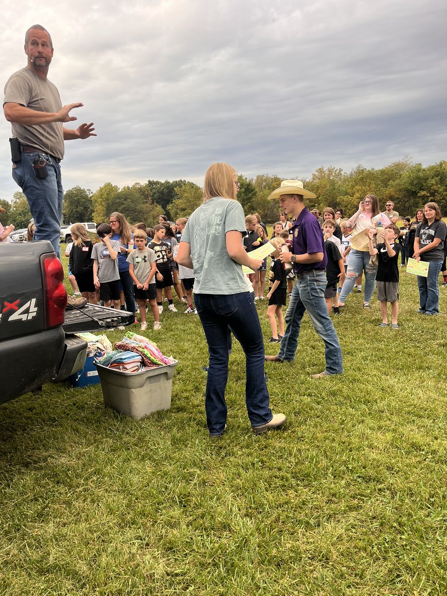 FountainFfa's tweet photo. Friday a couple of our members helped out at the Living History Day as 4th graders went around to different stations, learning about the history of agriculture. Thank you to all those who helped make the day a success!! https://t.co/EuzLw7RrYs