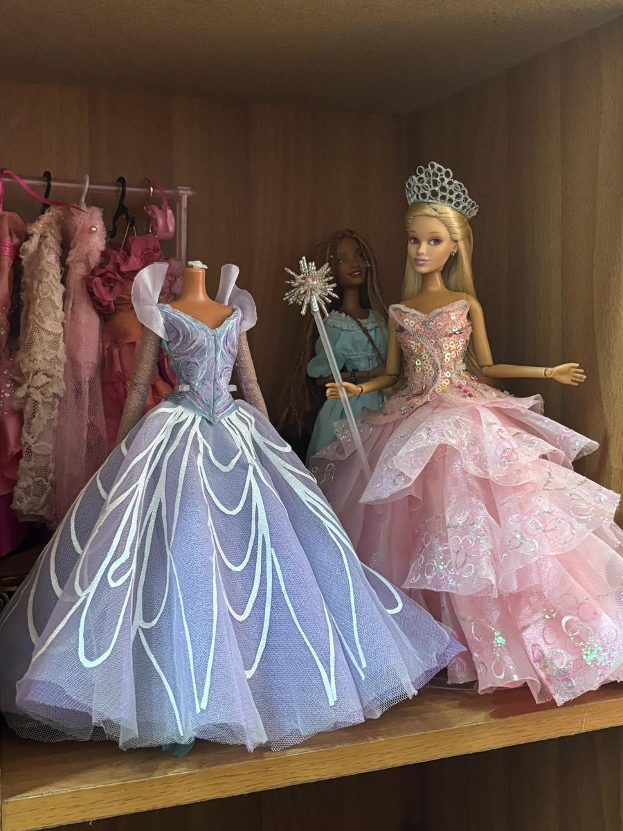 im mostly done with my 'butterfly dress'/thank goodness glinda. and also look at her mini wardrobe 🫧🩷