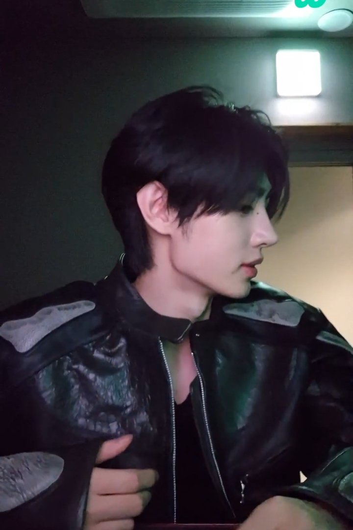 jungwon_mine's tweet photo. MALAH ADU JAWLINE 😭 #SUNGHOON #JAY https://t.co/lSddMZxUZi