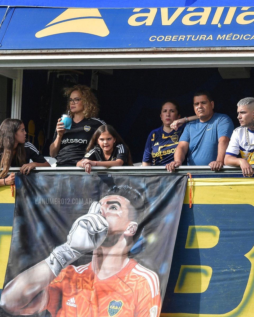 Boca evalúa una sanción para Chiquito Romero La familia de Sergio Romero colgó esta bandera en su palco.